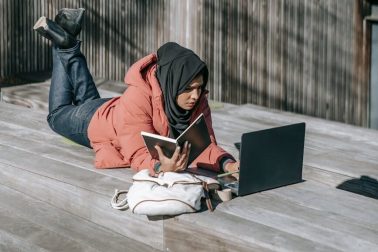 Học Tiếng Anh Với AI Cho Người Mất Gốc: Lộ Trình 30 Ngày Hiệu Quả